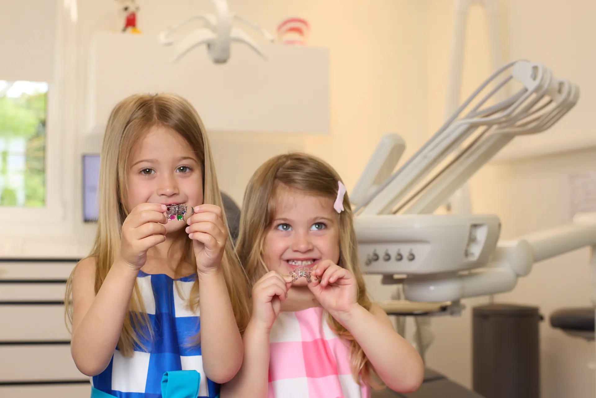 Deux enfants montrant leur appareil amovible au cabinet