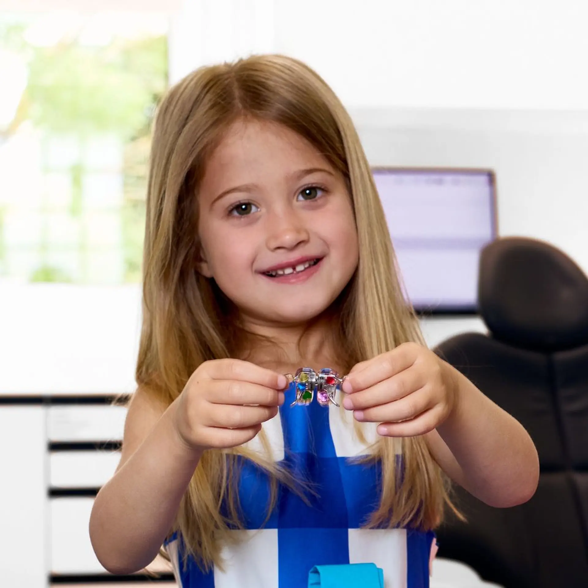 Enfant présentant son appareil orthodontique au cabinet
