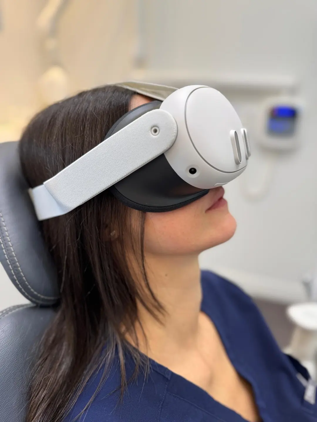 Patiente equipee d'un casque de realite virtuelle au fauteuil